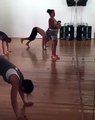 Blaya dá aulas de dança (com a sua bebé ao colo)