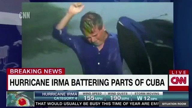 Durante direto, jornalista passa por dificuldades por causa de Irma