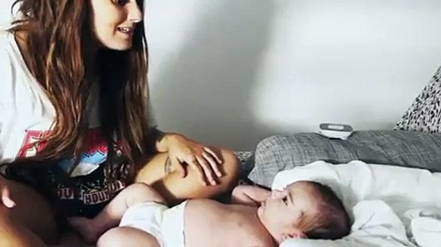 Filho mais novo de Carolina Deslandes 'derrete-se' ao ouvir mãe cantar