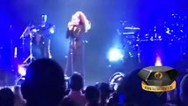 Janet Jackson desfaz-se em lágrimas após cantar música sobre divórcio