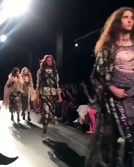 Gigi Hadid perde sapato a meio de desfile. Foi a irmã que a 'socorreu'