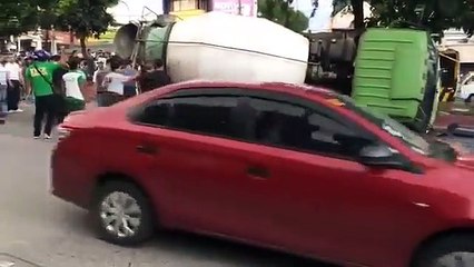 Camião de cimento esmaga carro