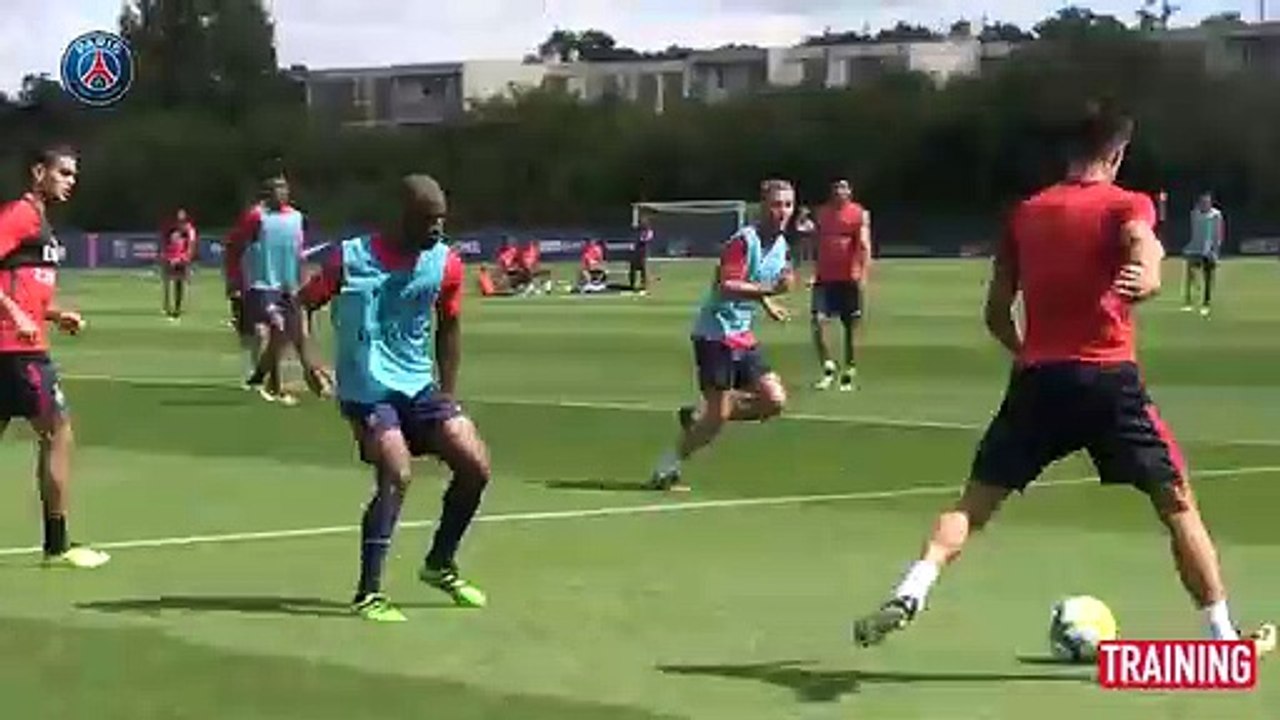 Neymar brilha no treino