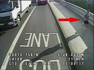 Mulher quase é atropelada após empurrão. Polícia procura responsável