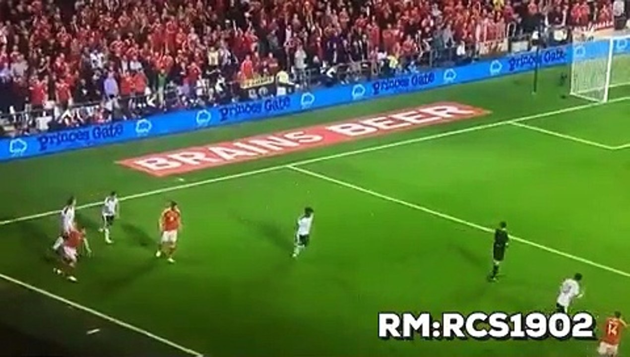 Bale faz túnel ao dois jogadores ao mesmo tempo