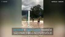 Neymar e Dani Alves formam dupla de futevólei durante férias no Brasil