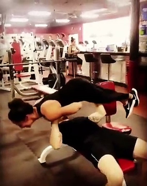 Kevin Jonas impressiona em treino com a mulher