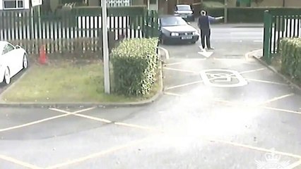 Escola proibiu entrada de carros. Pai não aceitou e atropelou professor