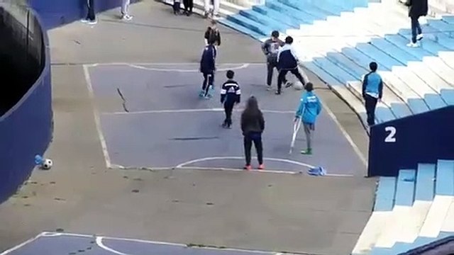 Menino com uma perna marca golo