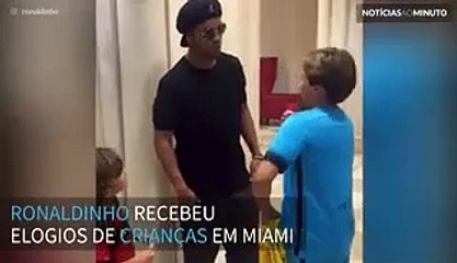 Ronaldinho recebe elogios de crianças que o apoiam em Miami
