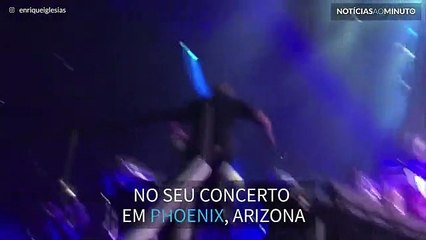Enrique Iglesias leva fãs à loucura em concerto no Arizona