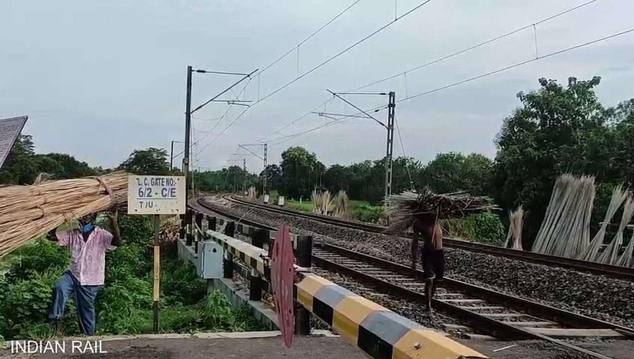 DAILY WORK OF FARMERS IN WINTER SEASON __ BANDEL TO KATWA EMU LOCAL IN AFTERNOON __ INDIAN RAILWAY