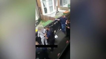 Homem armado com três facas de mato detido em autocarro em Londres