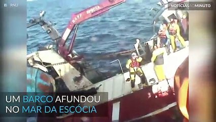 Barco afunda e homens saltam para o mar