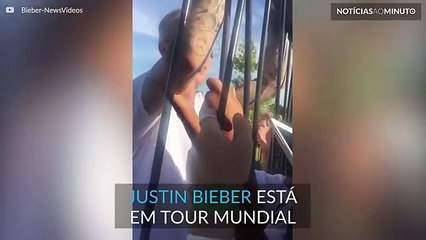 Justin Bieber surpreende fãs que estava à porta do seu hotel