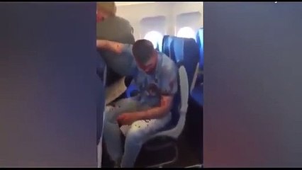 Passageiro ensaguentado e bebado em aviao