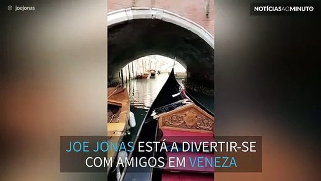 Joe Jonas diverte-se em Veneza com amigos