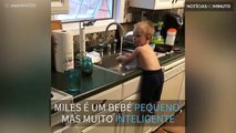 Este bebé tem uma técnica única para lavar louça