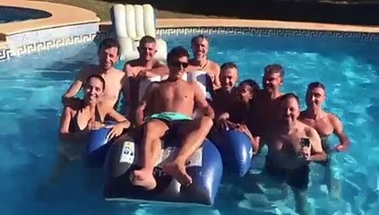 Na piscina e ao lado da sua banda: É assim que Tony aproveita a vida