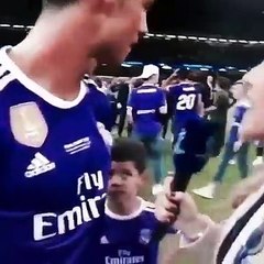 Cristiano Ronaldo festeja título com um beijo a Georgina
