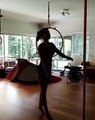 Dânia Neto mostra o seu talento para o pole dance