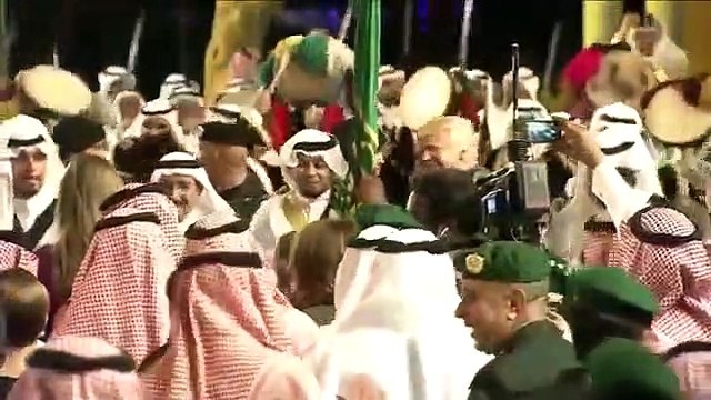 De espada na mão, Trump dançou em cerimónia na Arábia Saudita