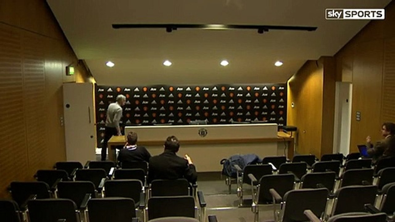Mourinho sai da conferência de imprensa