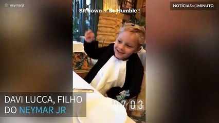 Neymar Jr e filho cantam durante as férias na África do Sul