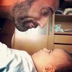 Vídeo: As brincadeiras de Gustavo Santos com o filho