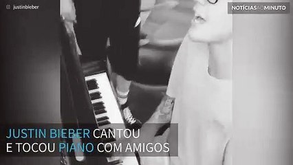 Justin Bieber canta numa sessão de tatuagens entre amigos