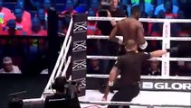Lutador ‘apaga’ rival como soco pelas costas e fãs invadem ringue