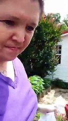 Mulher encontra cobra na sala e tenta apanhá-la com... fronha