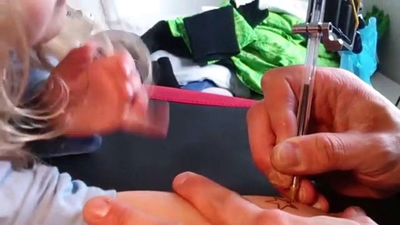 Pai a tatuar filha revoltou internautas. Mas nem tudo o que parece é