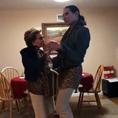 De salto alto, José Castelo Branco dança Kizomba com a mulher