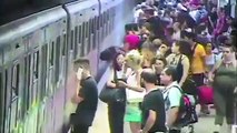 Mulher fica presa e é arrastada por carruagem do metro de Roma, Itália