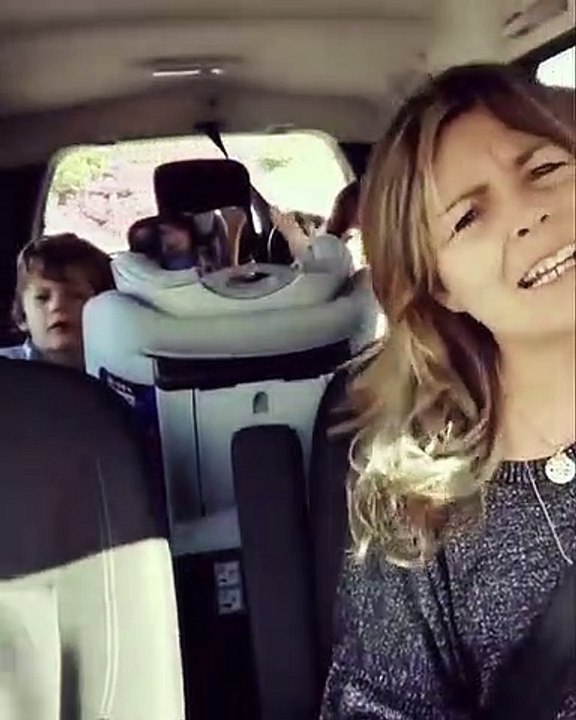 Rita Ferro Alvim 'dá tudo' no carro com os filhos