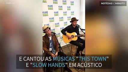 Niall Horan canta em acústico no programa de Elvis Duran