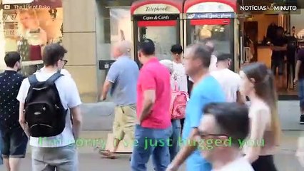 Emocionante: Jovem muçulmano oferece abraços no centro de Manchester