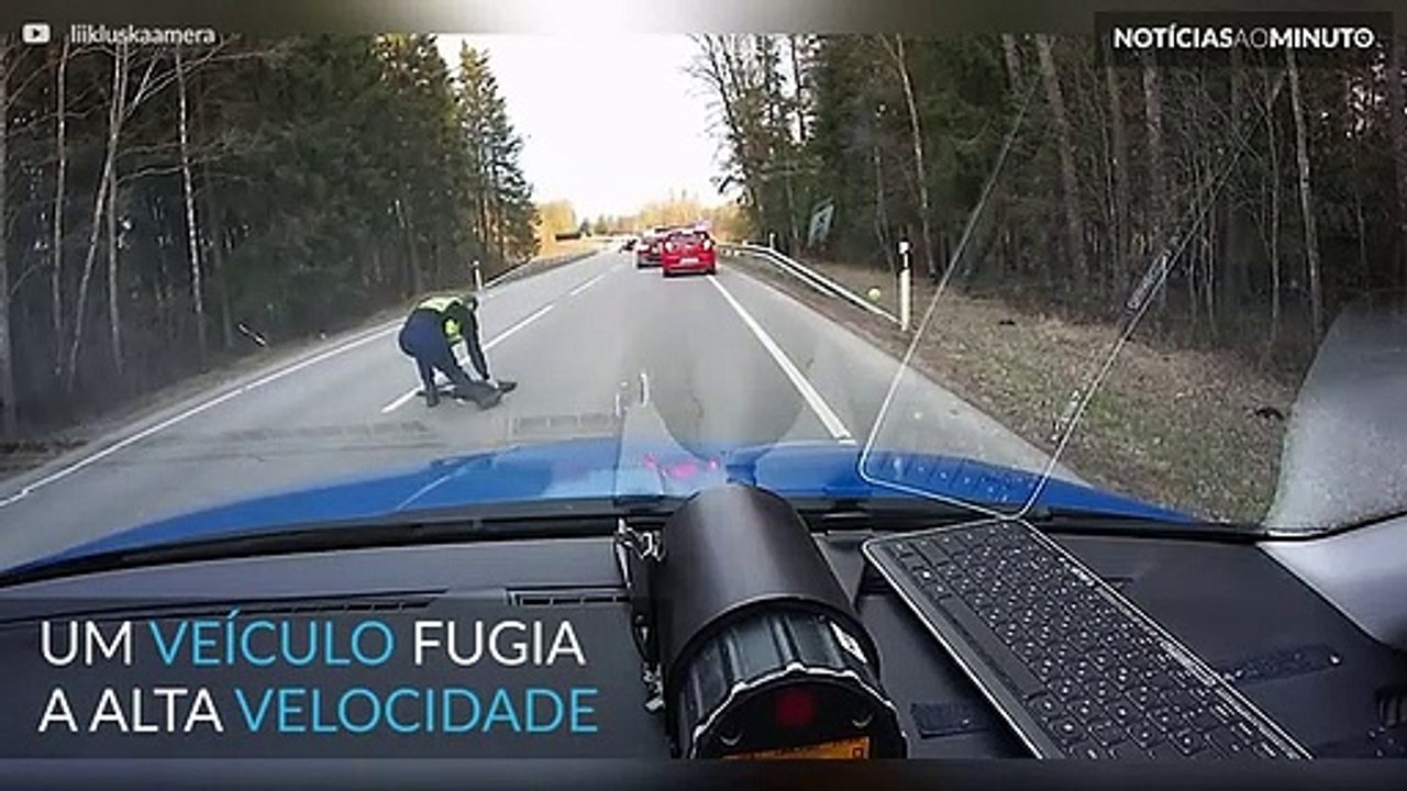 Policiais usam pregos e param veículo em fuga