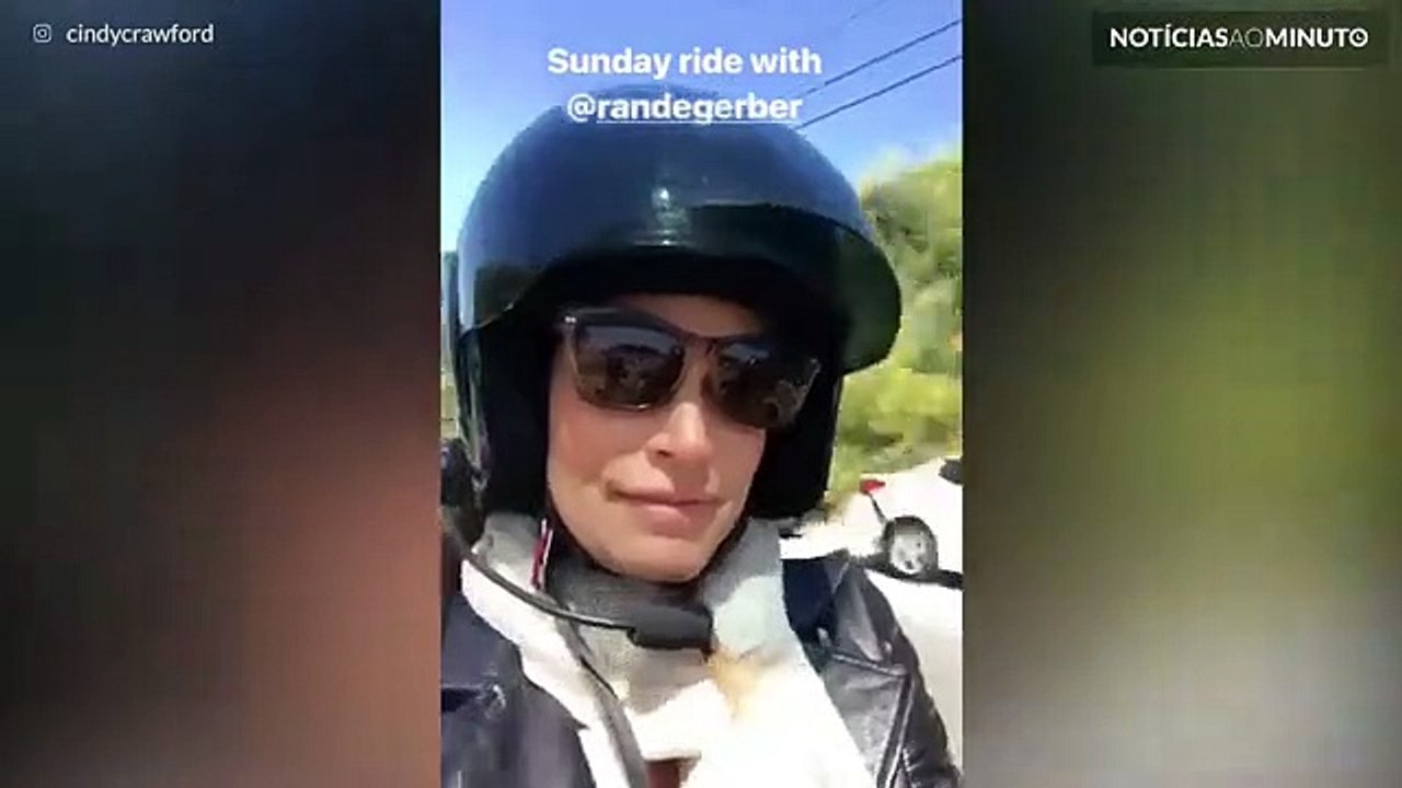 Cindy Crawford sente-se radical ao andar de mota com marido