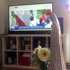 Famosos acompanham a chegada do Papa a Portugal