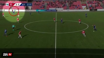 Adepto invade campo e lança atinge árbitro na cara com spray