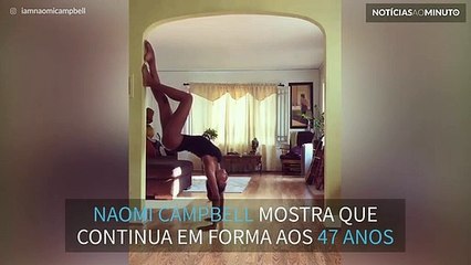 Naomi Campbell pratica yoga em sua casa