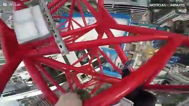 Homem escala futuro arranha-céus em Melbourne