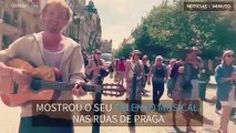 Ator de Harry Potter toca viola pelas ruas de Praga