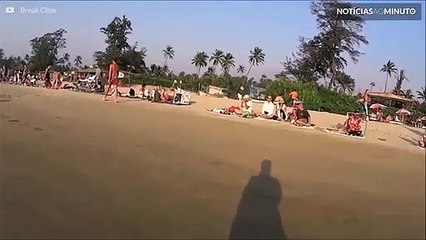 Vaca furiosa ataca homem em praia