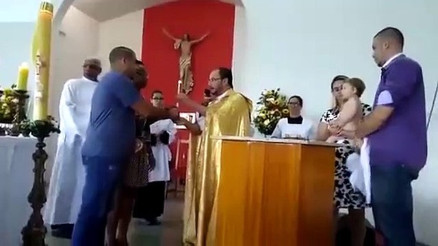 Alegria de bebé em batizado surpreende convidados e internautas