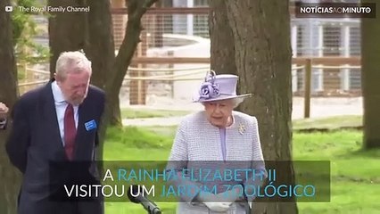 Rainha Elizabeth alimenta elefante com banana em zoo