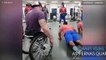 Homem de cadeira de rodas dá lição a equipa de futebol americano