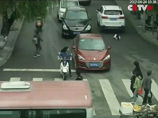 Criança escapa quase ilesa a atropelamento… por dois carros